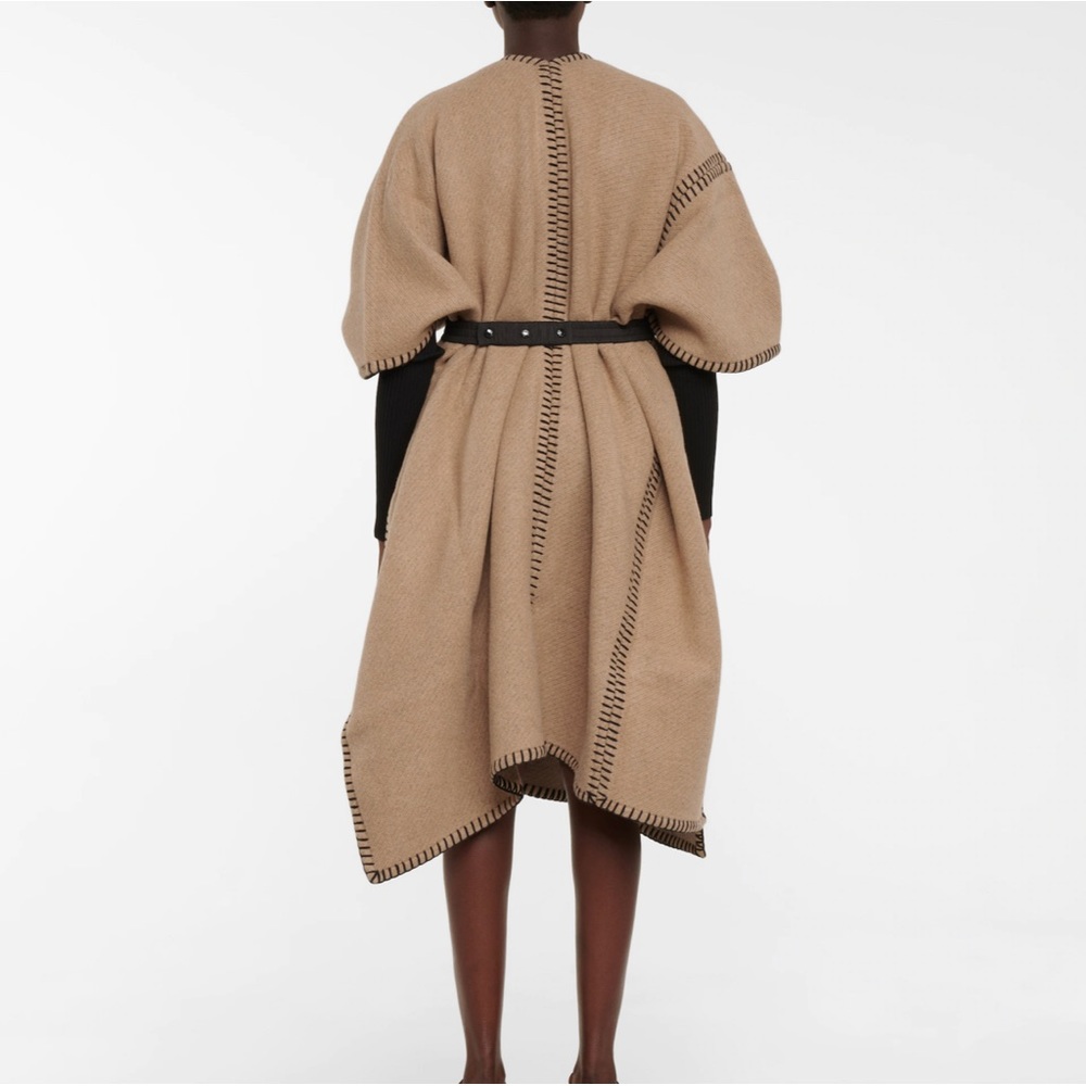 ❌SOLD❌ MONCLER
Wool-blend poncho
One size fits all With tan belt - Picture 3 of 11